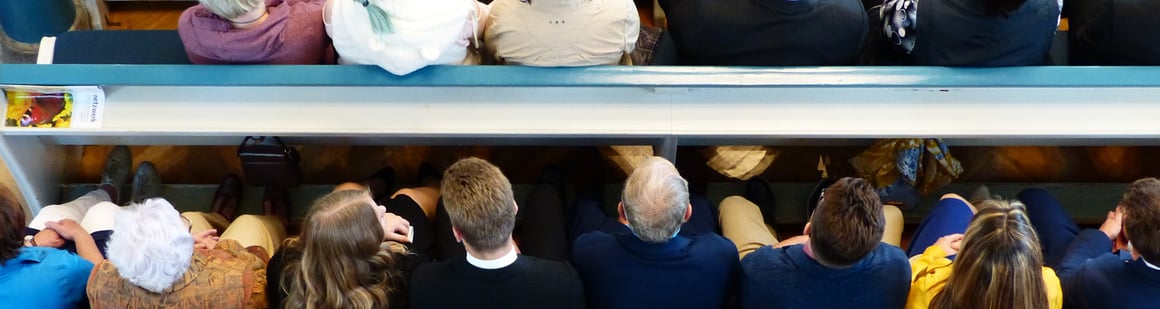 Ein Foto aus der Zeit vor Corona. Wir haben es bewusst gewählt, weil wir hoffen und glauben, dass in nicht zu ferner Zukunft wieder Treffen in dieser Form und Nähe möglich sein werden.