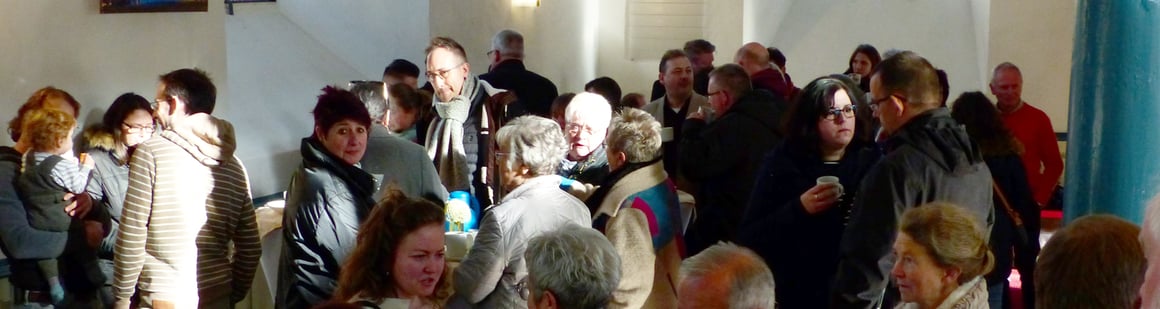 Ein Foto aus der Zeit vor Corona. Wir haben es bewusst gewählt, weil wir hoffen und glauben, dass in nicht zu ferner Zukunft wieder Treffen in dieser Form und Nähe möglich sein werden.